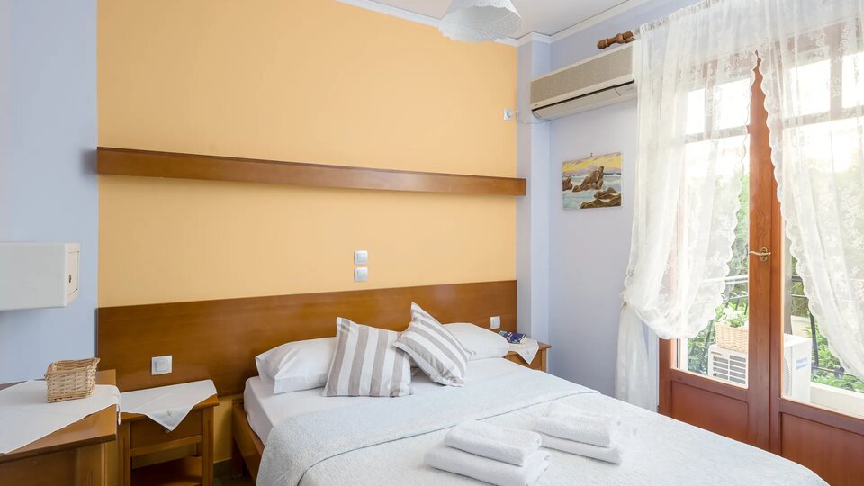 Tiara Holidays - Oasis Apartments - Family Apartment with Balcony - bedroom